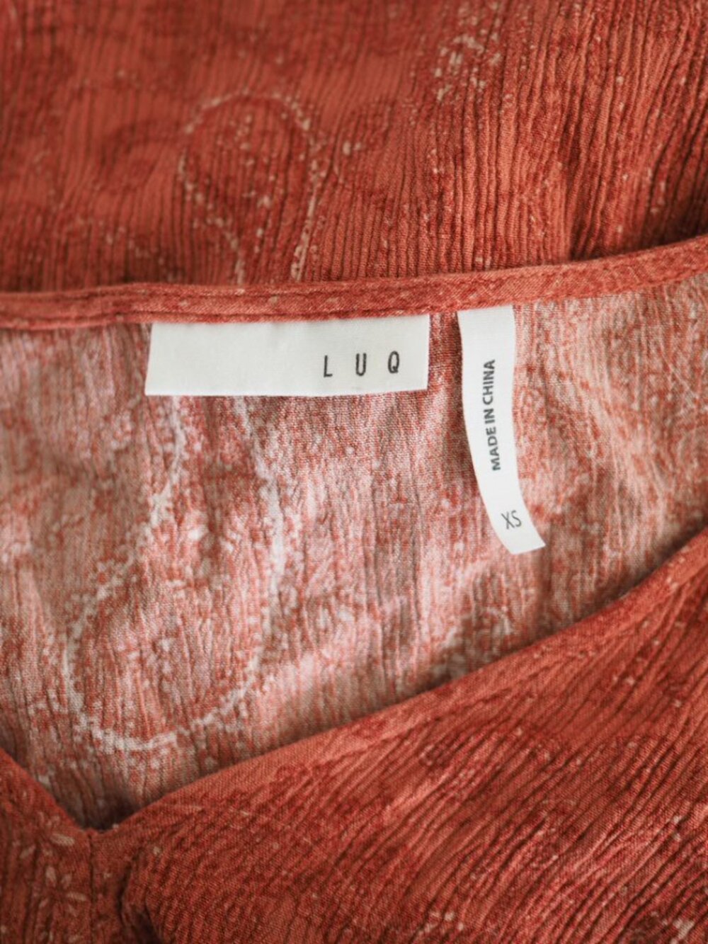 LUQ Rust Paisley Tie Front Crinkle Top XS Short Sleeve V Neck Rayon Blouse - Picture 3 of 10
